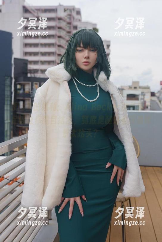 Alina Becker 原图里的福利:Alina Becker的长腿,足够让你瞠目结舌,到底是腿好看还是背景太抬头?
